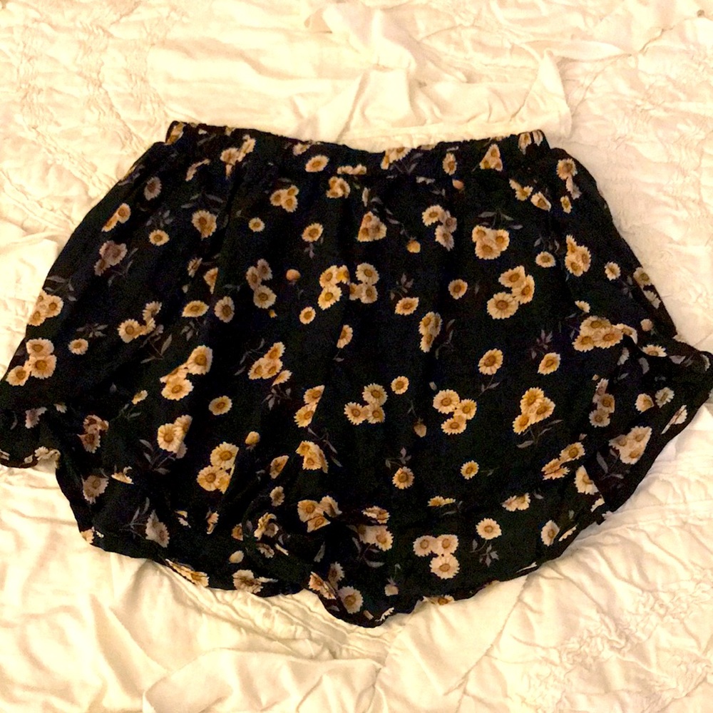 Brandy Melville daisy shorts